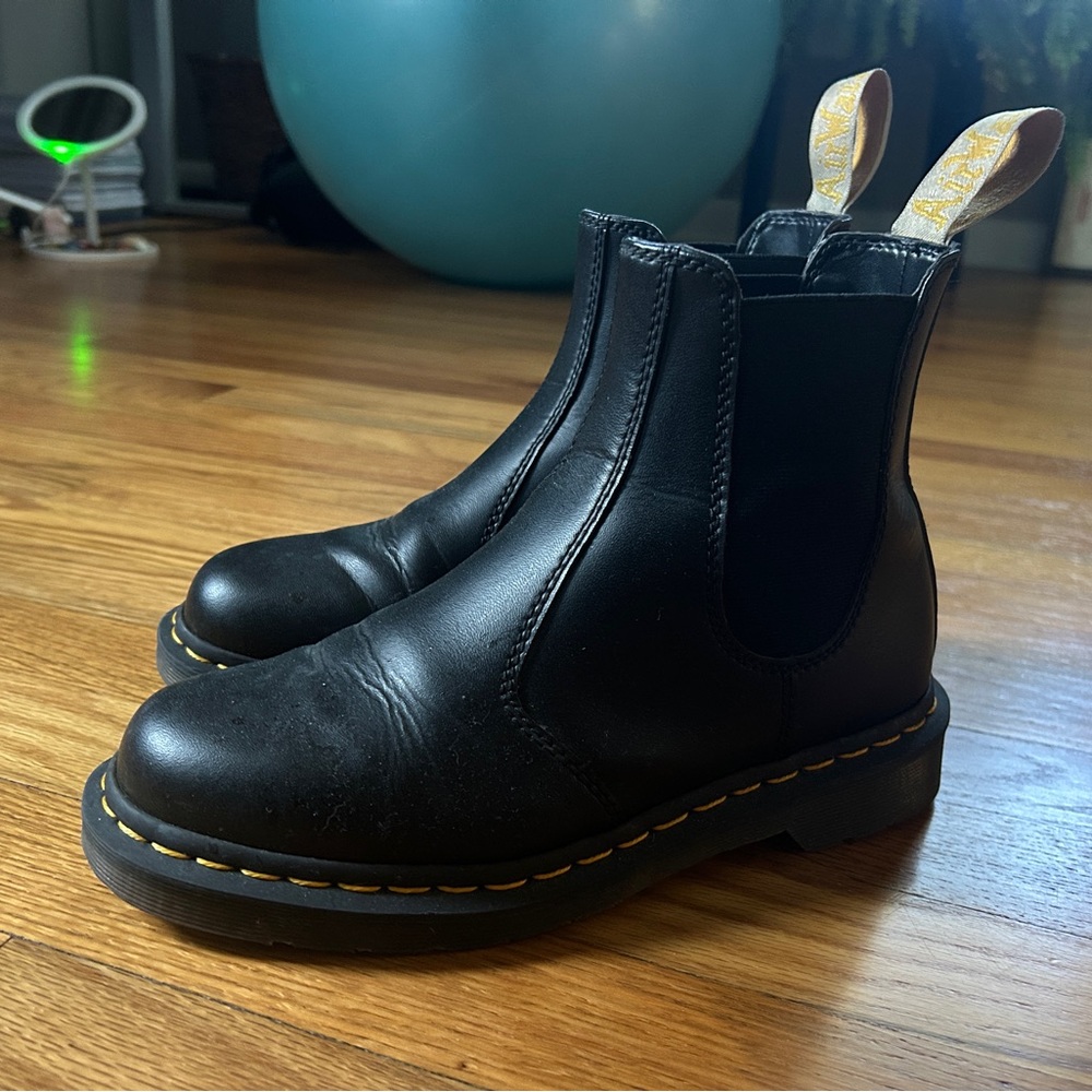 Chelsea Boot Dr. Martens Vegan size 8 women’s